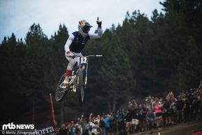 Technisch ist das Foto für mich kein Highlight, dafür aber der Moment umso mehr: Als letzter Fahrer und großer Favorit stürzt Loïc Bruni beim WM-Lauf in Andorra.