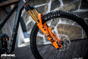 … und der neuen Fox 36-Federgabel mit 160 mm Federweg ausgestattet.