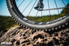 Maxxis Minion DHR II-Reifen sind auf robusten DT Swiss M 1900 Spline-Laufrädern aufgezogen.