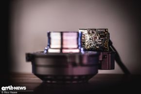 Darum ist die Platine mit der gesamten elektronischen Steuerung auch recht klein und kompakt.