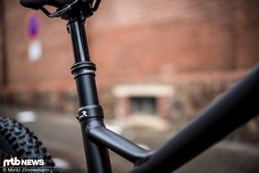 Dank der Fox Transfer Performance-Variostütze mit 150 mm Verstellweg, ist der Sattel beim Downhill schnell aus dem Weg.