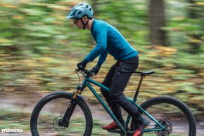 Sour Bikes hat es mit dem Crumble geschafft, ein sehr ausgewogenes Trail-Hardtail auf die Räder zu stellen, das beinahe überall eine solide Figur macht