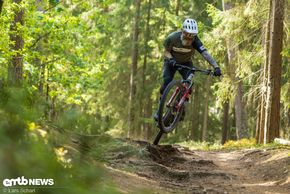 Trails surfen und Spaß auf dem Bike haben, genau darum geht es beim Haibike AllMtn CF SE.