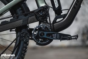 Trotz viel Gummi an der Kettenstrebe ist die Geräuschkulisse auf ruppigen Trails hoch.