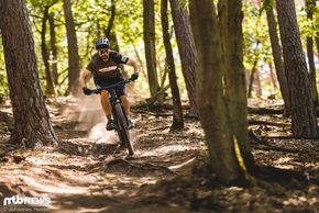 Dennis ist 1,86 m groß, fährt gerne sauber und zügig und kennt die Testtrails wie seine eigene Westentasche.