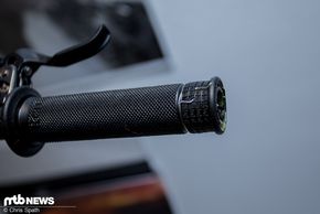 Mit der Zange oder einem stumpfen Gegenstand lässt sich der Draht am leichtesten in den Griff drücken