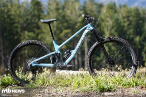 Unser Testbike kommt mit einer Shimano XT-Gruppe und CaneCreek-Fahrwerk