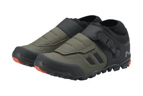 Der neue Shimano ME7-Schuh ist das neue Topmodell der Schuhlinie und kommt in zwei Farben.