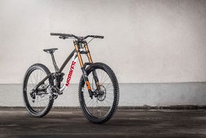 Das NS Bikes Fuzz 29 rollt auf 29"-Laufrädern und verfügt über 200 mm Federweg an der Front und über 190 mm am Heck