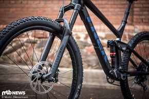 Vorne liefert eine RockShox Yari RC 160 mm Federweg.