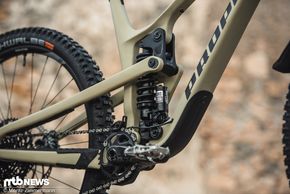 Der RockShox Super Deluxe Ultimate Coil ist der einzige Stahlfederdämpfer im Testfeld und kontrolliert 160 mm Federweg.