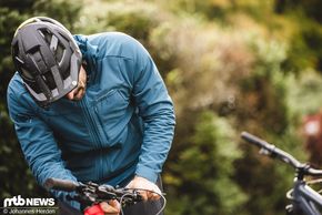 Nicht nur zum Montieren geeignet: Das Endura MT500 Polartec Jacket. Mitch trägt es in XL.