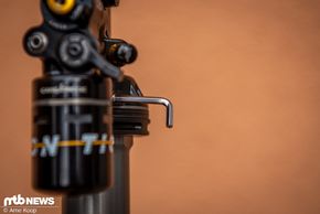 Der Inbus zum Einstellen der Dämpfung ist praktisch im Dämpferkörper versteckt und wird magnetisch an Ort und Stelle gehalten.