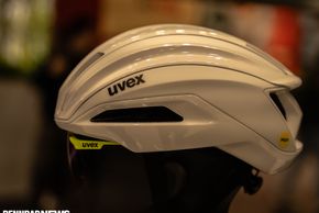 Der neue Uvex Surge Aero MIPS Rennrad-Helm.