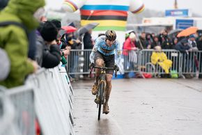 Toon Aerts versuchte Tom Pidcock auf dem 2. Platz einzuholen, zollte jedoch vielleicht seinem Kraftakt zu Rennbeginn Tribut