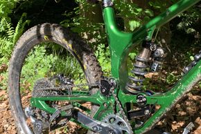 ... während am Heck ein EXT Storia LOK V3 die 145 mm Federweg verwaltet