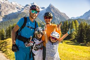 Familie mit Bergpanorama