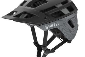 Damit ihr auch direkt erkennt, wer den Sensor an Bord hat, sind alle Helme mit Sensor im grauen Design gehalten.
