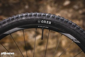 Aaron Gwins Signature-Reifen Onza Aquila drehen sich auf Newmen SL A.30-Laufrädern.