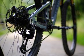 Geschaltet wird serienmäßig mit der SRAM Transmission GX Eagle 90.
