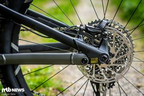 Für die nötige Verzögerung sorgten SRAM Code R-Bremsen mit massiven 4-Kolben-Sätteln