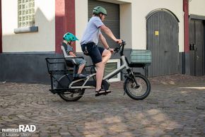 Gedämpfte Front: Der serienmäßige Lenkungsdämpfer sorgt für ruhiges Fahrverhalten – besonders in engen Kurven.