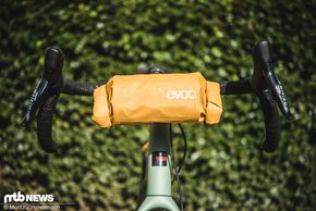 Die Lenkertasche lässt sich über einen Rollverschluss von beiden Seiten beladen …