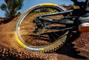 Der Michelin DH 34 soll sich vor allem für harte und felsige Untergründe eignen.