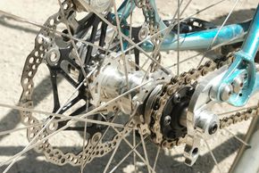 Dank der funkelnden Onyx Vesper Naben ist das Bike nahezu lautlos  ...