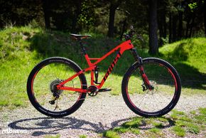 Das Ghost SL AMR 10 LC ist ein Allrounder für den All-Mountain- und Trail-Einsatz, der 130 mm Federweg vorne und hinten hat