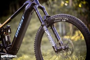 Ultimatives Fahrwerk: An der Front des Ghost E-Riot CF LTD sorgt eine RockShox Zeb für Komfort, ...
