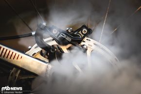 Rauchentwicklung? Nur für's Foto! Wir sind gespannt, ob sich die SRAM G2 in den kommenden Monaten bewährt.