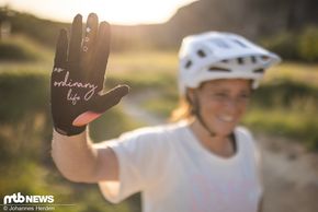 Für mehr Grip gibt's die Womens Trail Handschuhe in der Farbe Firebird