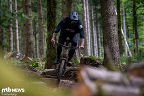Mit viel Momentum scheppert man über Felsen und Steine.