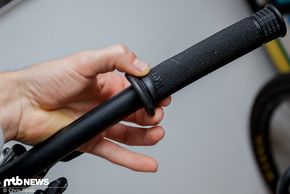 Ist der Griff richtig positioniert, dreht man das Gummi Stück mehrmals um den Lenker, damit der Klebstoff verteilt wird