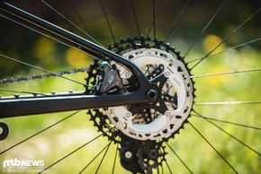 An der günstigsten Version für 5.999 € sind Shimano XT-Scheibenbremsen verbaut.