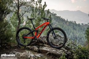 Das Trek Slash 9.8 ist die aktuelle Enduro-Maschine des amerikanischen Herstellers und wandert beim Händler des Vertrauens für 5.499 € über die Ladentheke