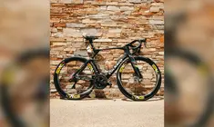 Titelbild für Artikel: Pogis  Ventoux-Rekord  Arbeitsgerät: Colnago Y1Rs im RAW Look