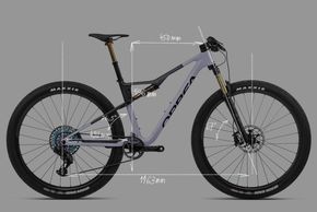 Darstellung der Geometriedaten in Größe M: Das Orbea Oiz ist länger und flacher geworden.