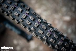 Das geschlossene Profil erinnert ein bisschen an einen Maxxis Assegai und soll sich vor allem für harte Böden eignen.