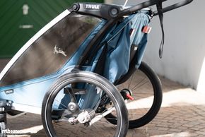Wenn sie nicht benötigt wird, kann die Tasche am Heck des Thule Chariot einfach nach oben geklappt werden