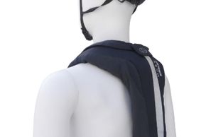 Der Airbag soll inklusive Kartusche unter einem Kilo auf die Waage bringen und ist für 599 € (UVP) zu haben, die Auslieferung ist Ende Agust geplant.