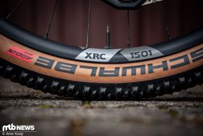 Leichte DT Swiss XRC 1501-Carbon-Laufräder mit 30 mm Felgeninnenweite sollen einerseits das Gewicht drücken, andererseits ein Plus an Komfort bieten.