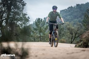 Im XC-Modus hat man gar keine Probleme damit, mit dem Canyon Strive CF 9.0 Team auch größere Touren oder Transfers zurückzulegen