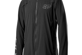 Die dreilagige Fox Flexair Pro Fire Alpha-Jacke soll dank Polartec Alpha-Isolation besonders für kalte Tage ideal geeignet sein. Erhältlich ist sie für 250,00 €.