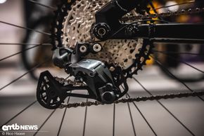 Geschaltet wird mit der elektrischen Shimano XT Di2-Schaltung.