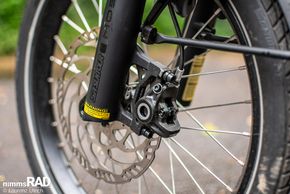 Magura MT4-Bremsen mit großer 203-mm-Scheibe vorne – solide, aber mit Luft nach oben.