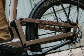 Dem FS R5f Pro wurde ein wartungsarmer Riemenantrieb und ABS-Bremsen verpasst..