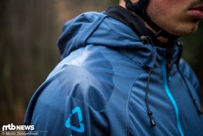Das verstärkte Material an den Schultern und Unterarmen soll die Jacke im Sturzfall vor Beschädigung schützen.