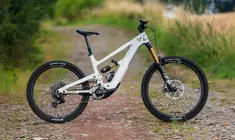 Titelbild für Artikel: Neues YT Decoy 2026 E-Bike – Test: Endlich neu und mit Bosch CX!